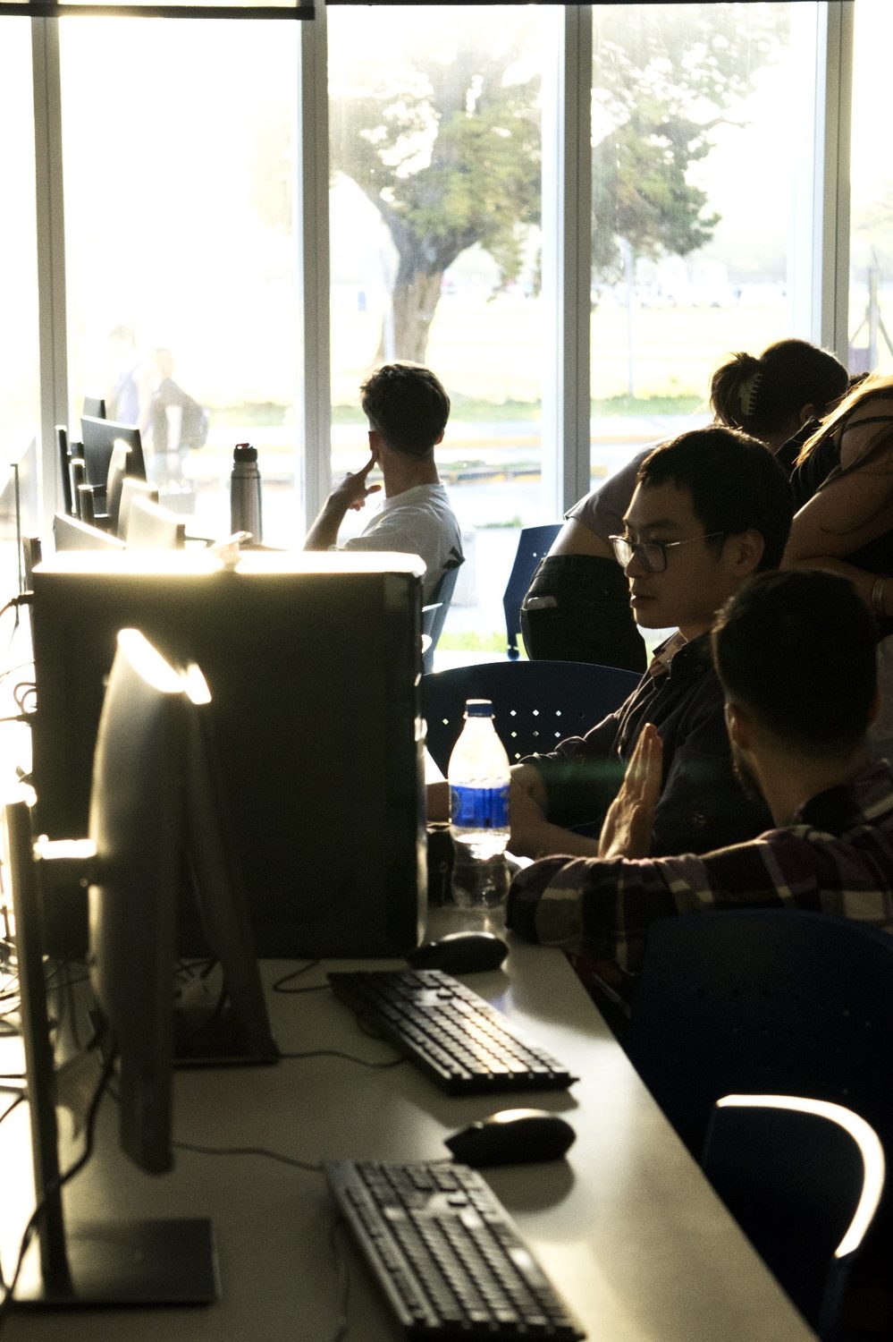Taller de Vibe Coding, laboratorio lleno de estudiantes